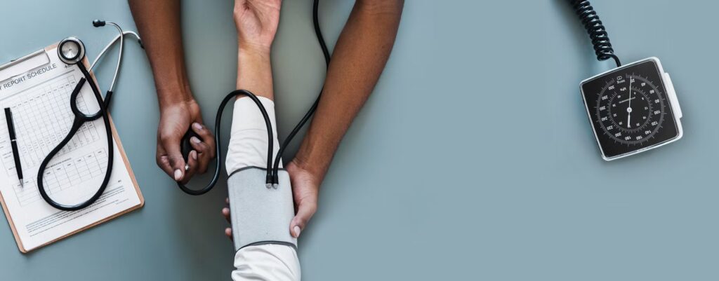 Ein Stockfoto, dass eine Person zeigt wie ihr Blutdruck gemessen wird.